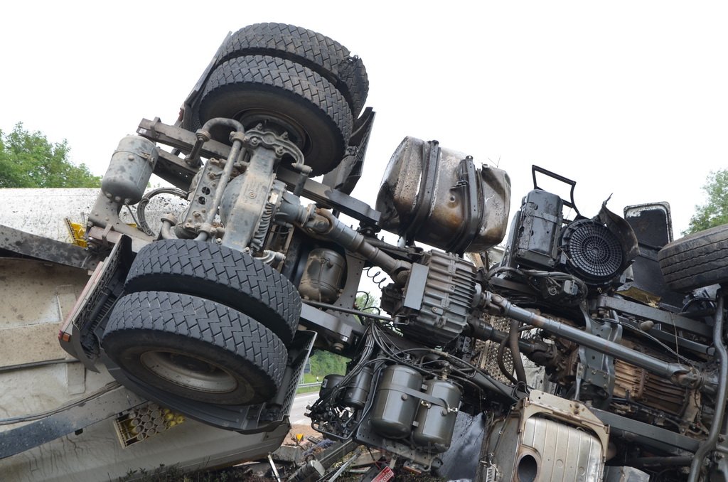 LKW umgestuerzt A 1 Rich Saarbruecken P094.JPG